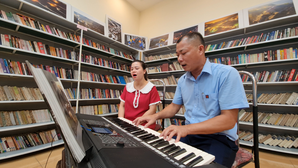 Nhạc sĩ Phạm Hữu Thắng tập hát cho ca sĩ.