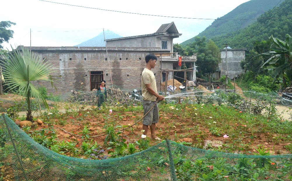 Nhiều nam thanh niên ở Nà Bắp cùng hưởng ứng phong trào trồng và chăm sóc hoa của chị em phụ nữ