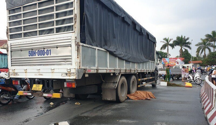 Sau va chạm, người đàn ông bị bánh xe tải cán tử vong ở Bình Dương 1