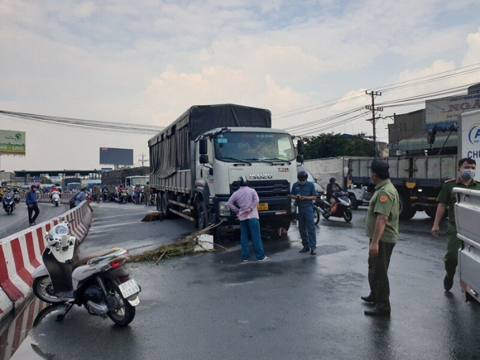 Sau va chạm, người đàn ông bị bánh xe tải cán tử vong ở Bình Dương 2
