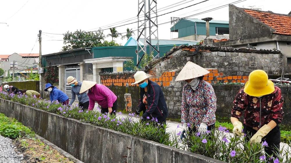 án bộ hội viên Hội phụ nữ phường Cẩm Thịnh chăm sóc tuyến đường hoa. Ảnh: Hội LHPN Cẩm Phả