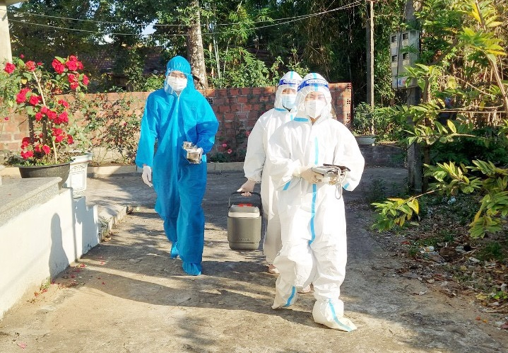 Đội ngũ y tế cùng với thành viên Tổ phòng chống dịch Covid-19 xã Tiền An truy vết lấy mẫu tại khu vực có ca dương tính.