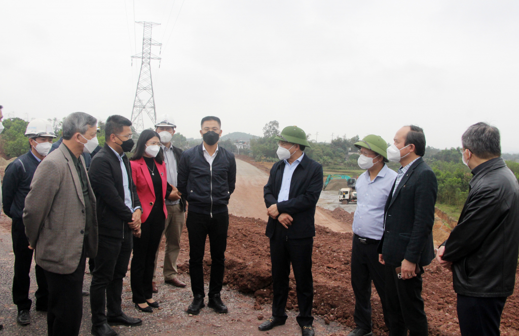 Đồng chí Bí thư Tỉnh ủy kiểm tra tiến độ thi công cao tốc đoạn qua huyện Đầm Hà.