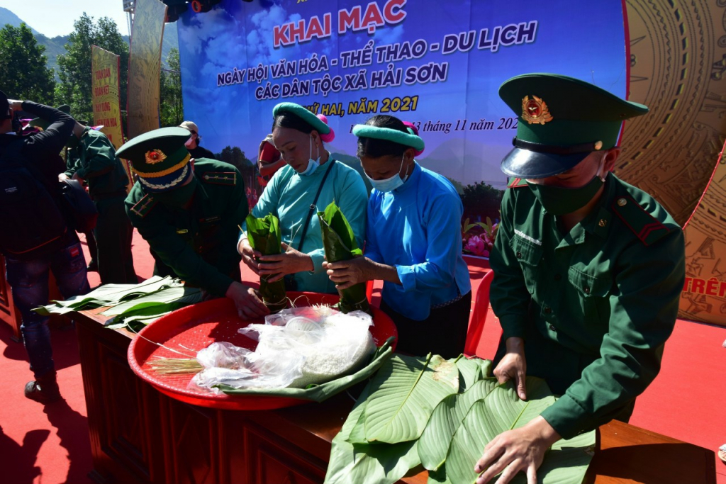 Thi gói bánh trưng tại Ngày hội văn hóa các dân tộc xã Hải Sơn (Móng Cái) năm 2021