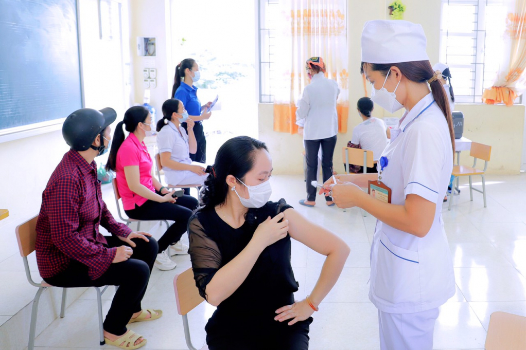 Từ ngày 25/2, TX Đông Triều đã triển khai điểm tiêm thường xuyên vắc xin phòng Covid-19 cố định vào sáng thứ 6 hàng tuần cho người dân tại Trung tâm Y tế thị xã.