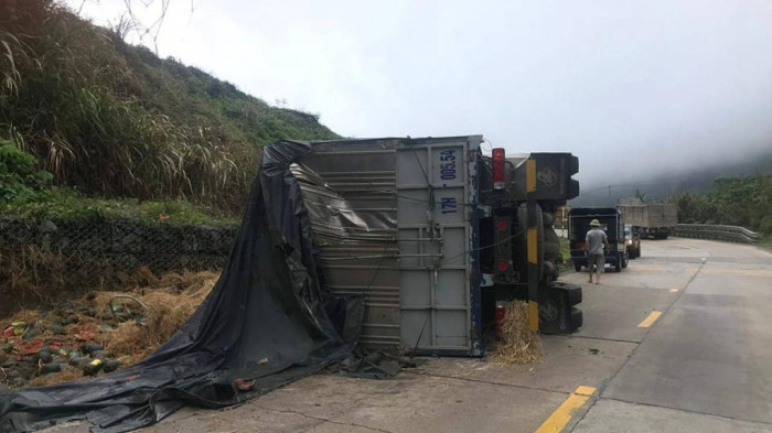 Lật xe tải chở dưa hấu trên đèo Lò Xo, tài xế tử vong tại chỗ 1