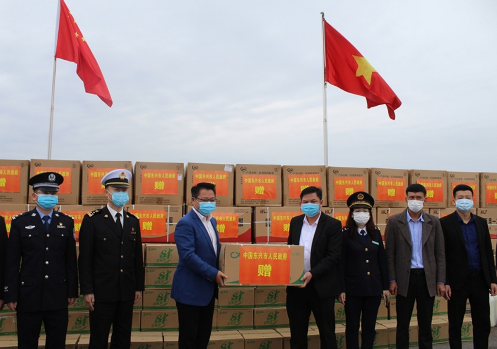 Lãnh đạo TP Móng Cái (Việt Nam) tiếp nhận quà tặng từ TP Đông Hưng (Trung Quốc ).