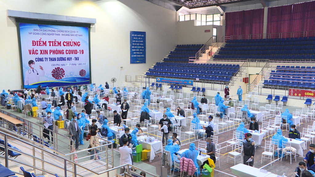 Quảng Ninh đã cơ bản hoàn thành tiêm chủng diện rộng vắc-xin phòng Covid-19 mũi 3, đạt trên 94%. (Điểm tiêm vắc xin phòng COVID-19 mũi 3 tại Công ty Than Dương Huy, TP Cẩm Phả, ngày 25/1).