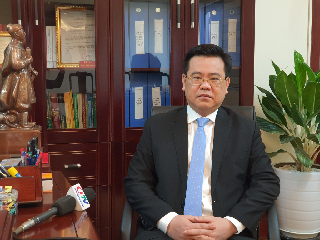 Đồng chí Hoàng Bá Nam, Tỉnh ủy viên, Bí thư Thành ủy Móng Cái trao đổi với PV Trung tâm Truyền thông tỉnh Quảng Ninh.
