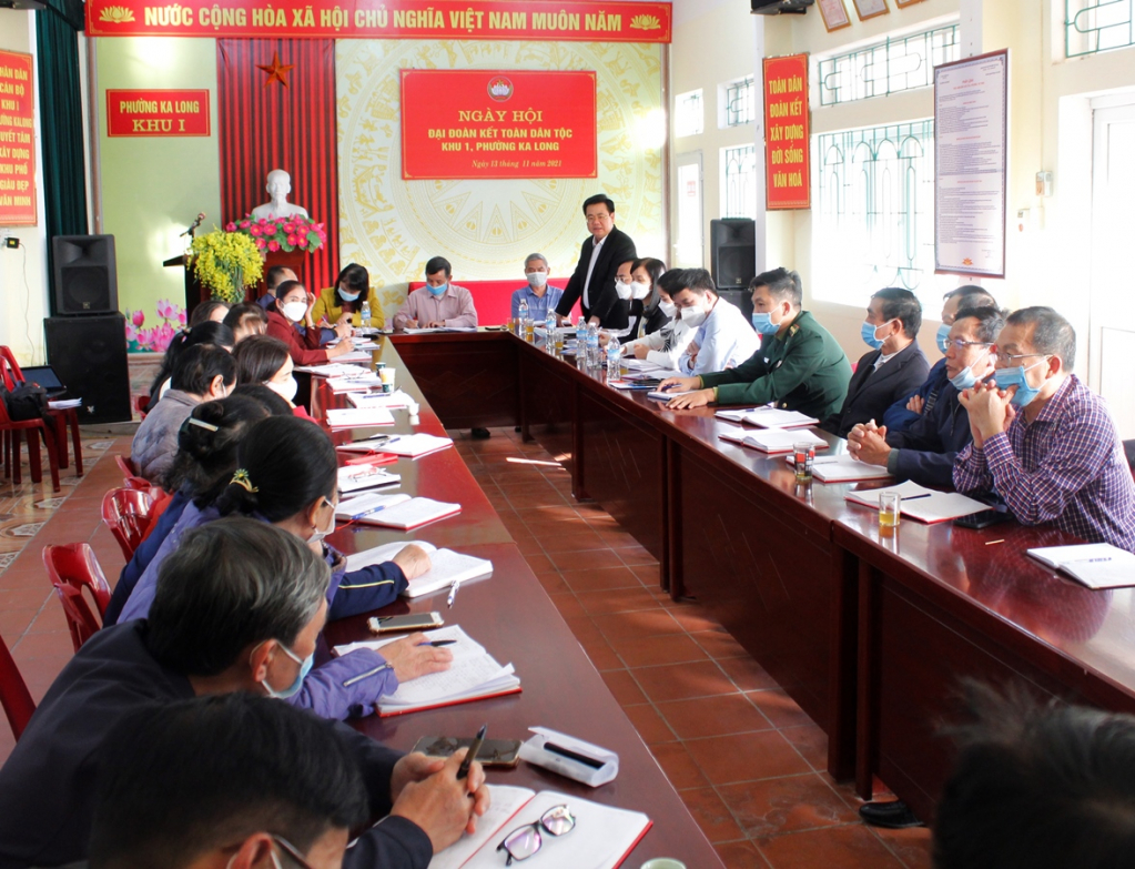 Đồng chí Hoàng Bá Nam, Bí thư Thành ủy Móng Cái dự sinh hoạt với Chi bộ khu 1, phường Ka Long, tháng 11/2021.
