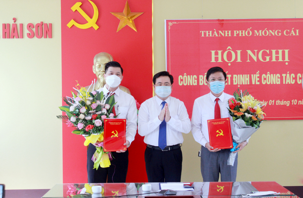 Lãnh đạo TP Móng Cái trao các quyết định về công tác cán bộ