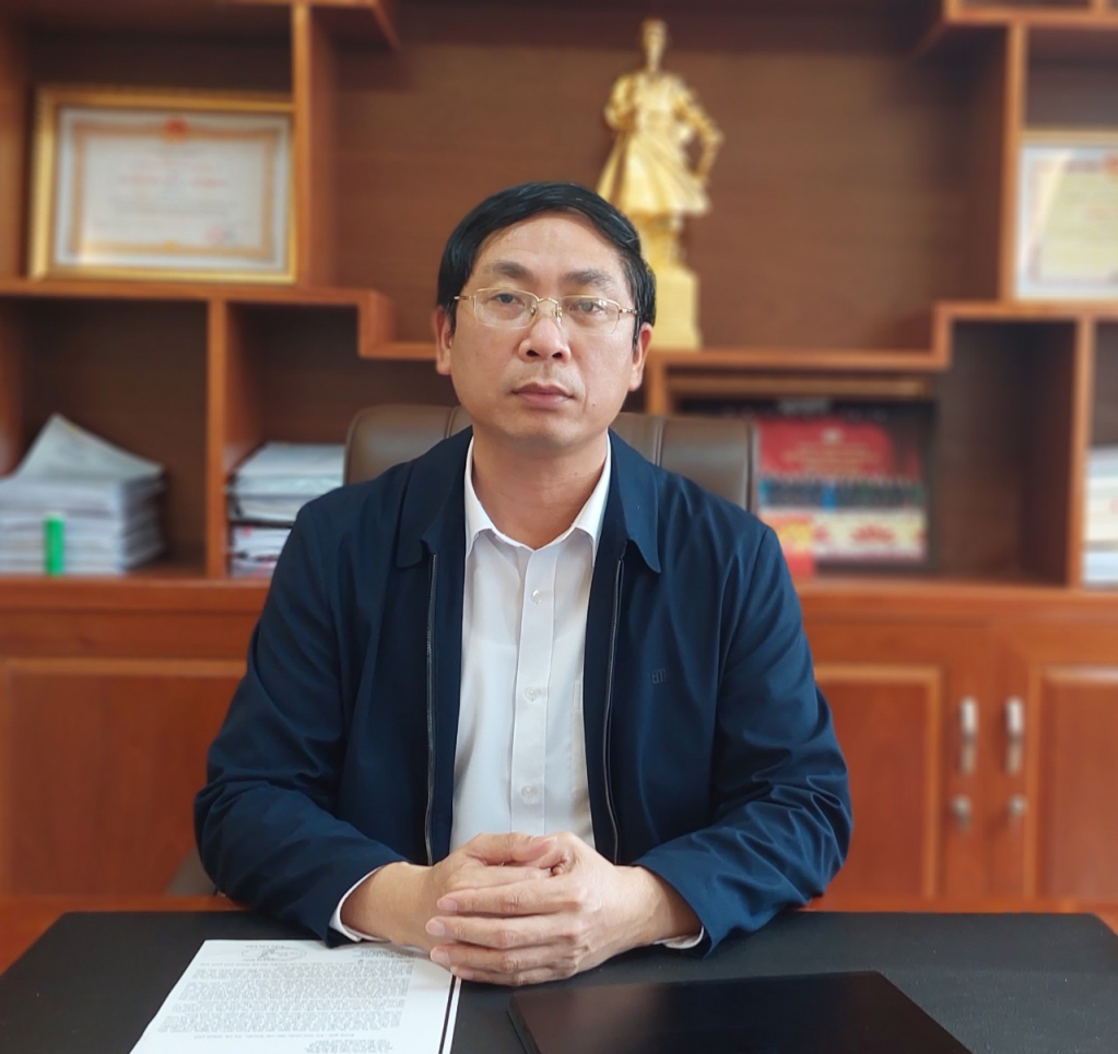 Chủ tịch UBND huyện Hải Hà Hồ Đức Quang trao đổi với phóng viên Trung tâm Truyền thông tỉnh Quảng Ninh.