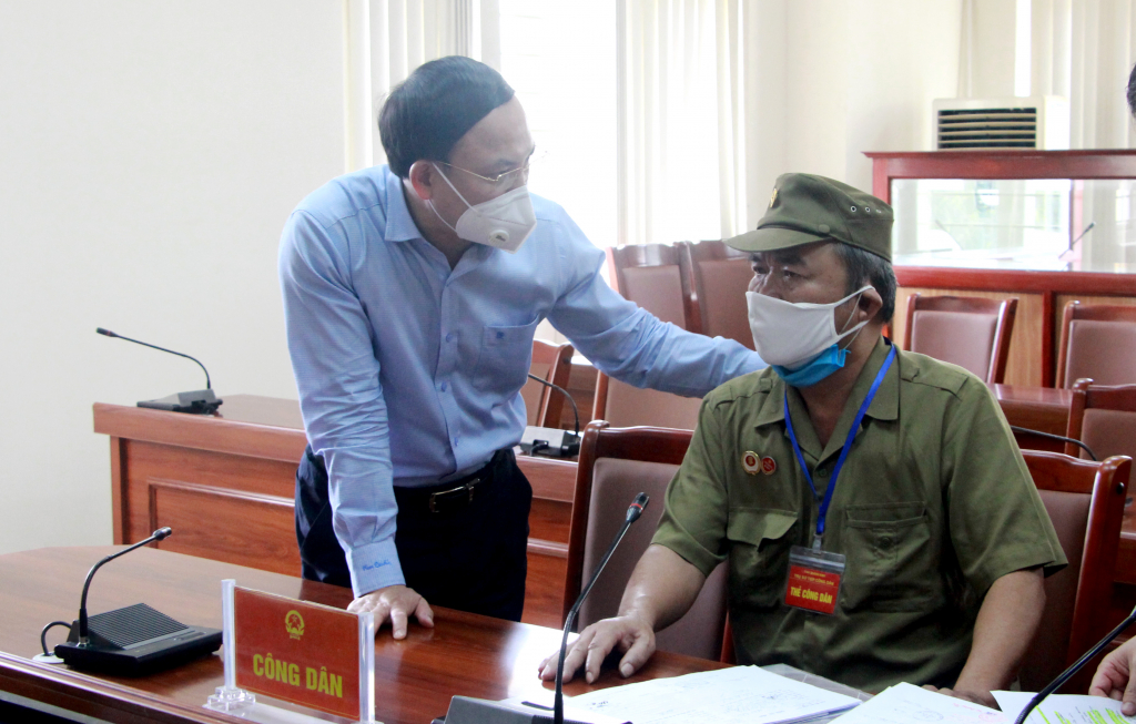 Đồng chí Bí thư Tỉnh ủy, Chủ tịch HĐND tỉnh trò chuyện với công dân.
