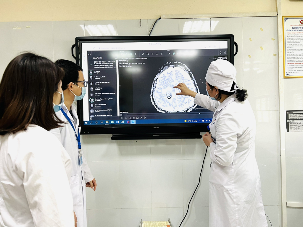 Bác sĩ Nguyễn Thị Thoa hội chuẩn với các đồng nghiệp về các ca bệnh khó.