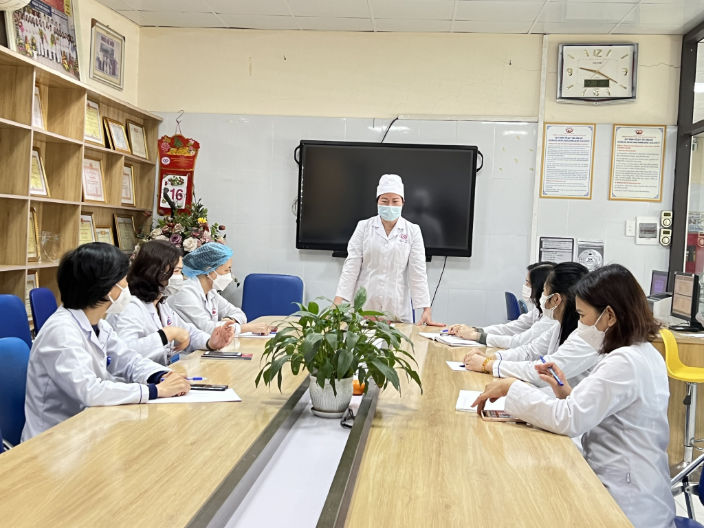 Cuộc họp Ban Nữ công Bệnh viện đa khoa tỉnh do bác sĩ Thoa chủ trì.