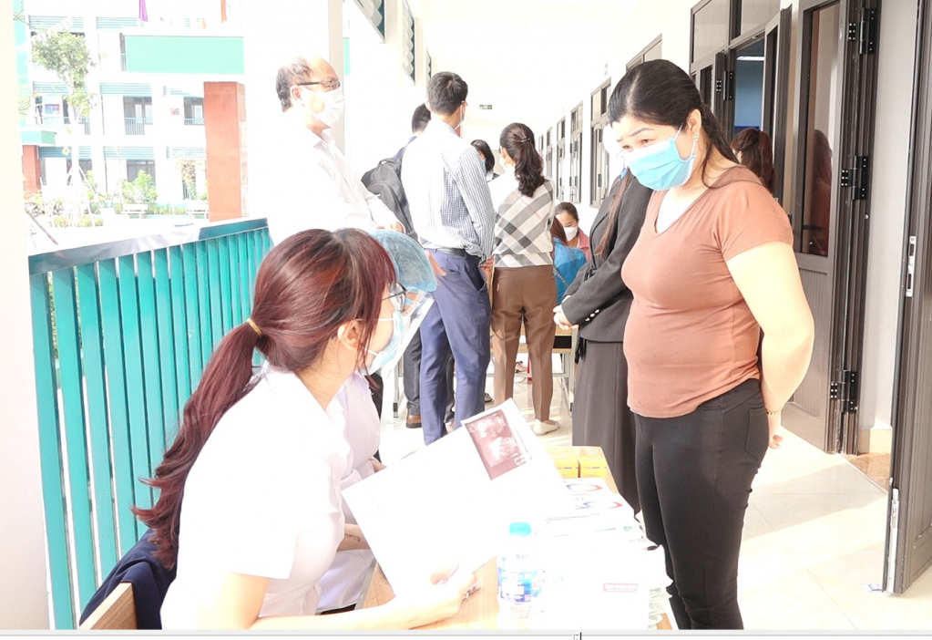 Các bác sĩ tư vấn cách điều trị và chăm sóc sức khỏe cho công nhân lao động.