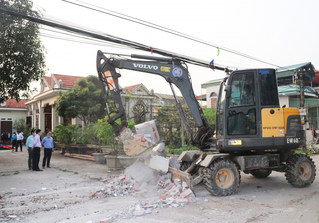 Trên 100 hộ dân thuộc tổ 1 và tổ 2 khu Bí Trung 1, phường Phương Đông đồng thuận hiến đất làm đường Xóm Giữa.