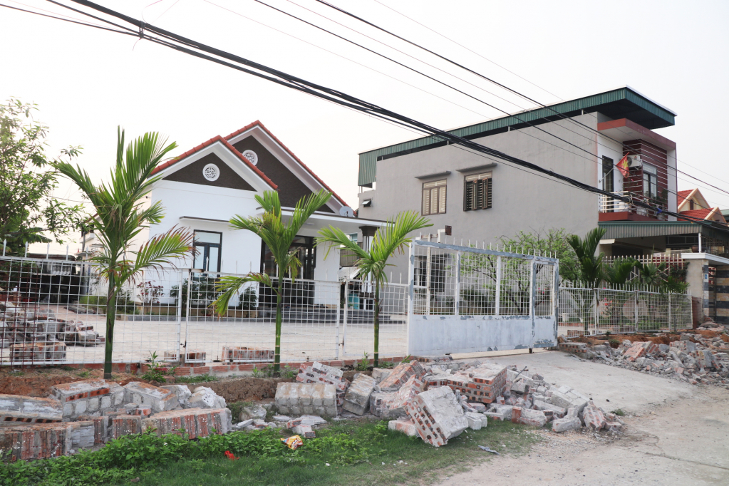 Nhiều hộ gia đình đã không ngần ngại tháo dỡ và xây thụt lùi vào phần đất của mình cả tuyến hàng dào dài.