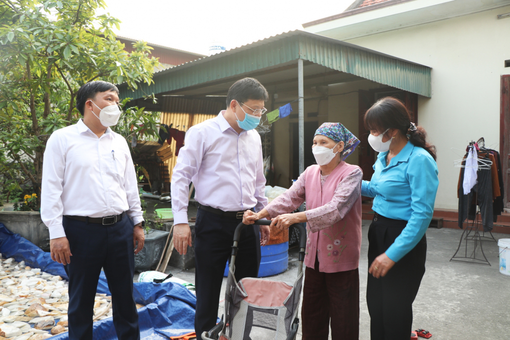 Lãnh đạo TP Uông Bí, lãnh đạo phường Phương Đông cảm ơn hộ gia đình bà Nguyễn Thị Cạnh, đã tiên phong hiến đất làm đường.