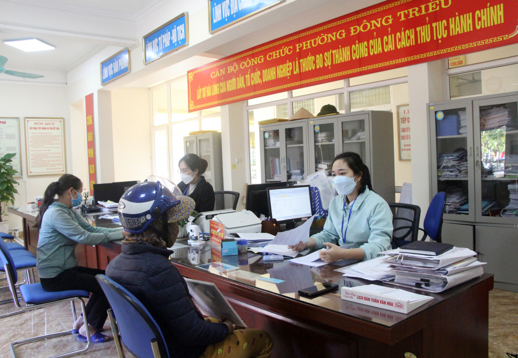 Cán bộ, công chức bộ phận tiếp nhận và trả kết quả hiện đại phường Đông Triều nỗ lực thực hiện phong trào “Cán bộ, công chức, viên chức, thi đua thực hiện văn hóa công sở”.