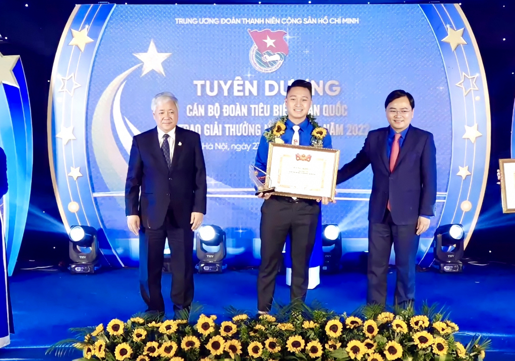 Đồng chí Trần Việt Anh, Bí thư Đoàn Thanh niên Công ty CP Than Đèo Nai vinh dự là đại diện duy nhất của tỉnh Quảng Ninh được trao giải thưởng Lý Tự Trọng năm 2022.