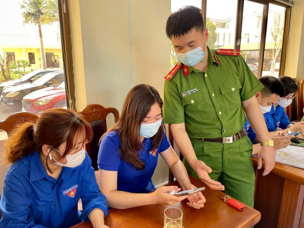 Huyện Đoàn Hải Hà phối hợp với Công an huyện tổ chức tuyên truyền về hướng dẫn sử dụng dịch vụ công mức độ 3,4.