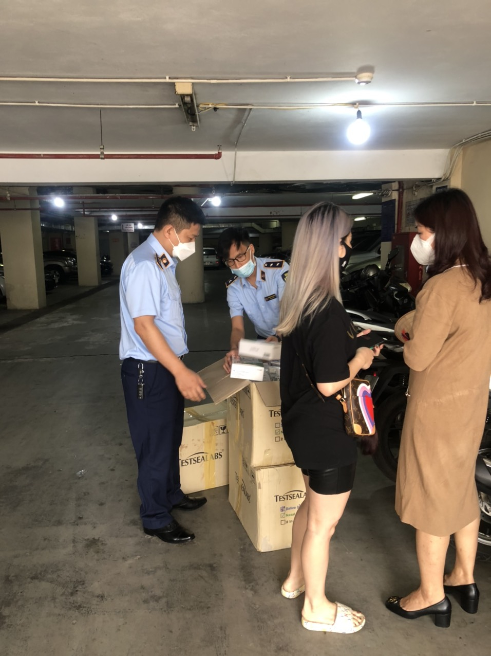 Toàn bộ số Kit test Covid – 19 là của bà Lê Thị Phương Linh tạm trú tại tổ 35, khu 2, phường Bạch Đằng, thành phố Hạ Long.