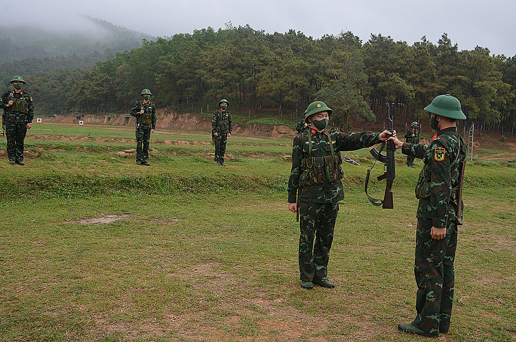 Các tân binh thực hiện động tác trao súng.