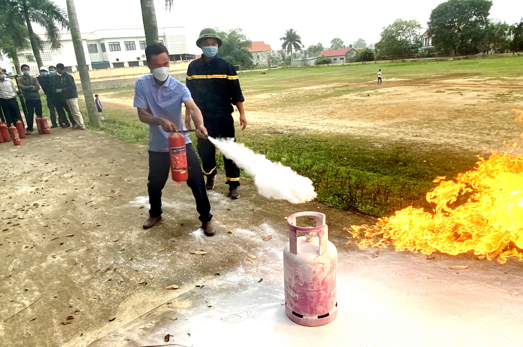 Học viên thực hành sử dụng các phương tiện chữa cháy thông dụng.