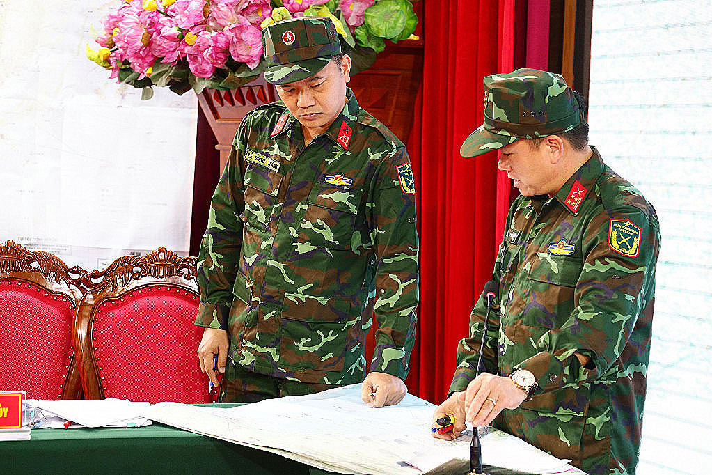  Lãnh đạo Bộ CHQS tỉnh thực hành xử trí tình huống trên bản đồ trong buổi diễn tập chỉ huy, cơ quan năm 2021