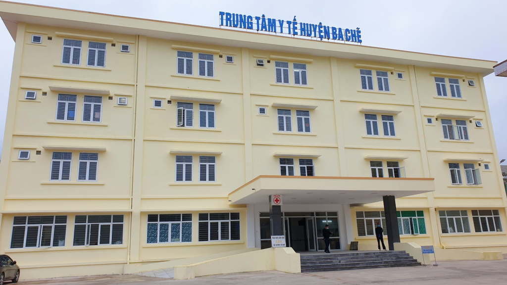 Người dân huyện Ba Chẽ phấn khởi khi có khu khám chữa bệnh mới được đầu tư xây dựng khang trang. Ảnh: Nguyễn Hoa