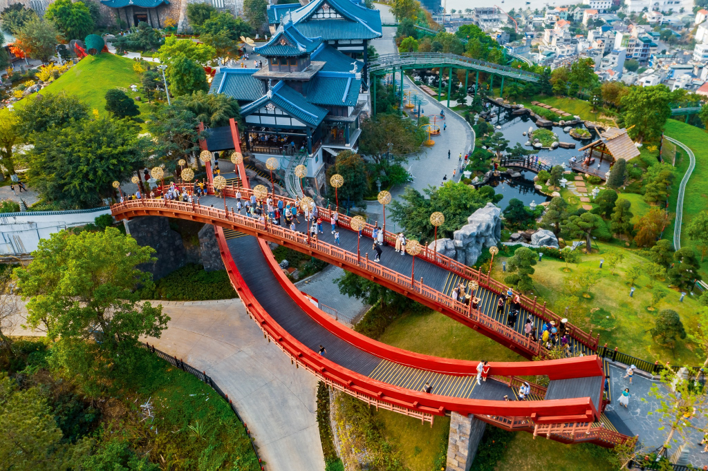 Tổ hợp khu vui chơi Sun World Hạ Long Complex là một trong những hệ sinh thái du lịch được tập đoàn Sun Group đầu tư, thu hút đông du khách.