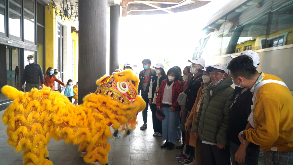 Du khách từ TP Hồ Chí Minh đến tham quan, nghỉ dưỡng tại Quảng Ninh.