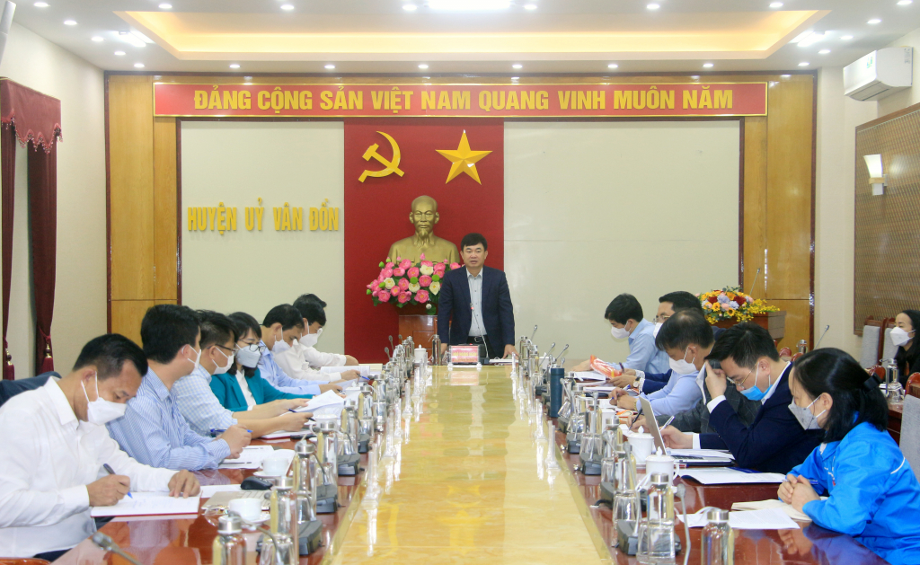 Đồng chí Ngô Hoàng Ngân, Phó Bí thư Thường trực Tỉnh ủy, Trưởng Đoàn ĐBQH tỉnh, phát biểu kết luận.