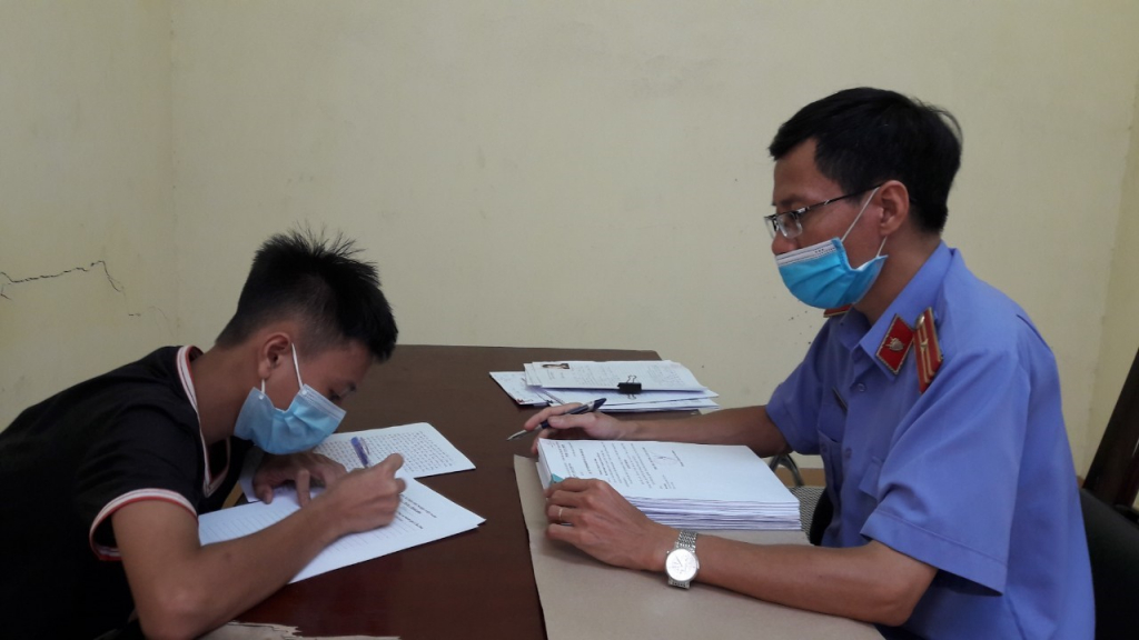Kiểm sát viên VKSND TP Cẩm Phả hỏi cung bị can trong vụ án