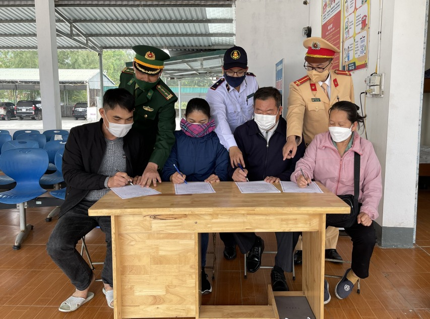 Ngư dân, chủ phương tiện hoạt động tại bến Mũi Ngọc - Vạn Gia tham gia ký cam kết chấp hành Luật Giao thông đường thủy nội địa.
