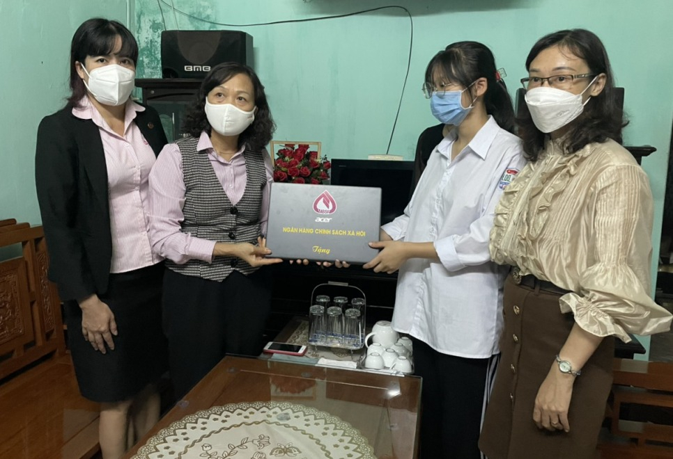 Ngân hàng Chính sách xã hội Chi nhánh Quảng Ninh trao tặng máy tính cho em Vũ Thị Quỳnh (học sinh lớp 11), khu 10a, phường Quang Hanh, TP Cẩm Phả.