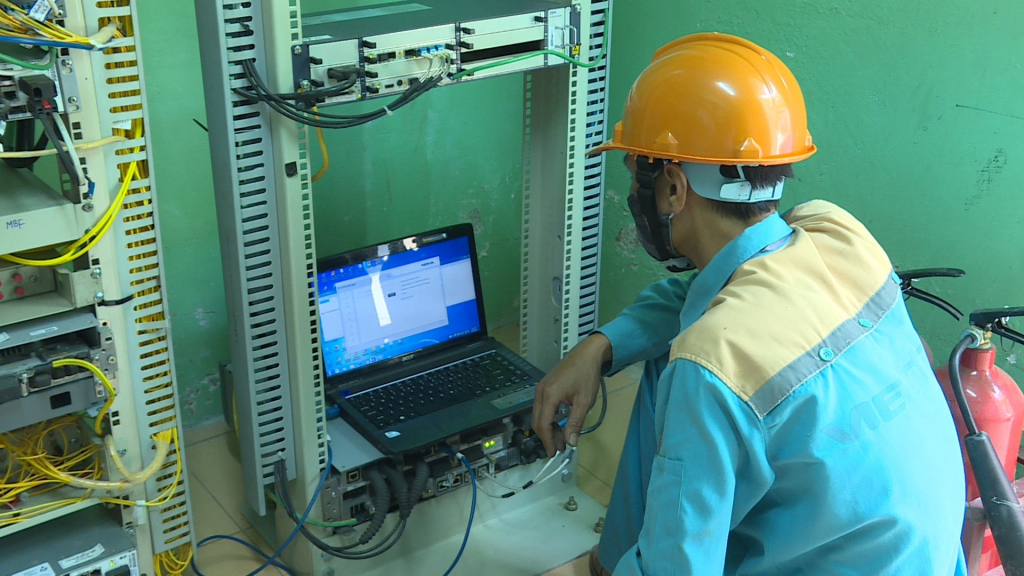 Nhân viên Viettel Quảng Ninh kiểm tra kỹ thuật tại trạm BTS tại khu vực TP Hạ Long.