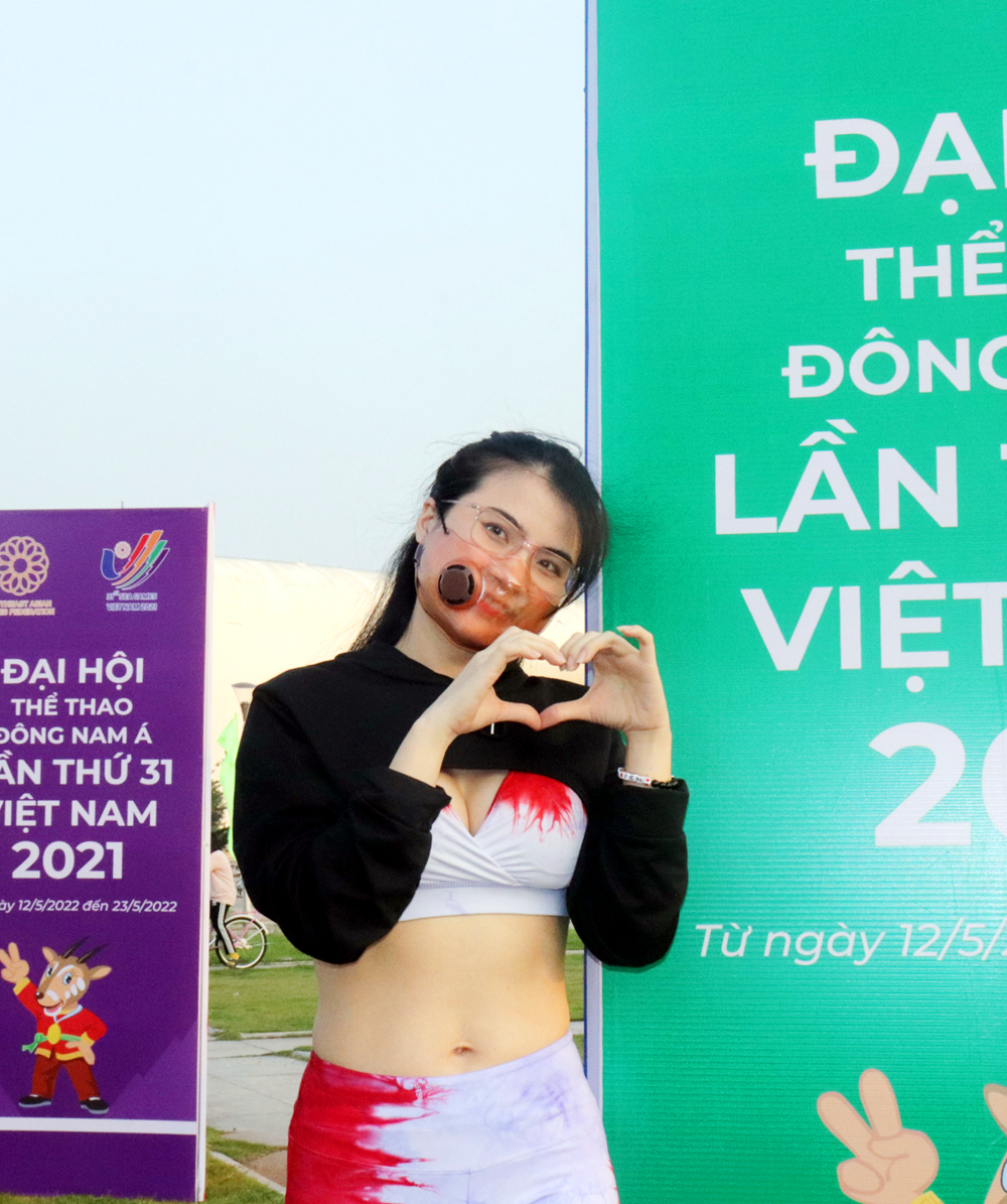 Vũ công xinh đẹp với thông điệp: Tôi yêu SEA Games, tôi yêu Hạ Long.