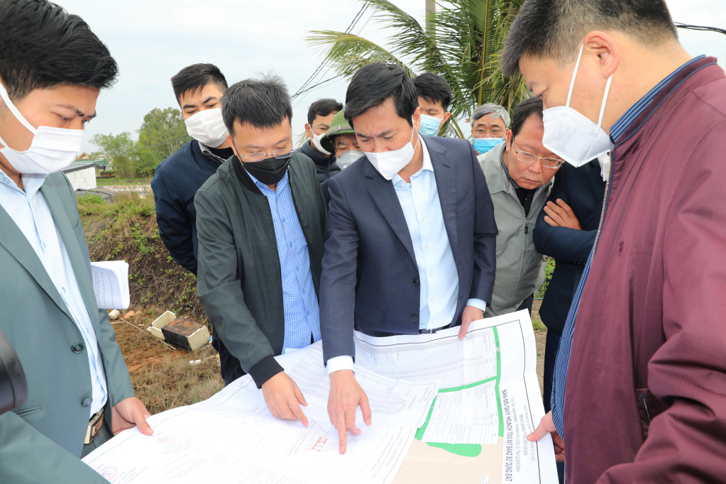 Chủ tịch UBND tỉnh Nguyễn Tường Văn kiểm tra công tác đầu tư Bến cảng tổng hợp Vạn Ninh.