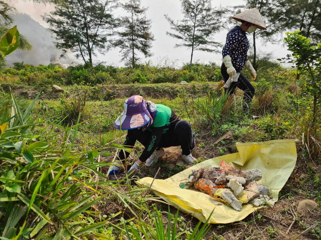 Các chủ cơ sở kinh doanh dịch vụ du lịch huyện Cô Tô vệ sinh dọn rác để chuẩn bị đón khách. Ảnh: Thu Cúc - Trung tâm TT-VH huyện.