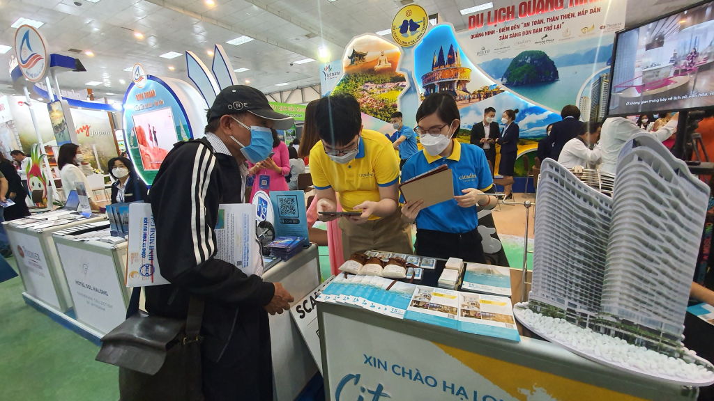Khách hàng được cung cấp thông tin du lịch và tư vấn tour nhiệt tình.