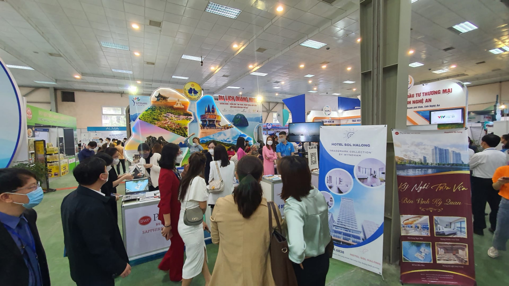 Gian hàng của Sở Du lịch Quảng Ninh thu hút đông khách đến tham quan.
