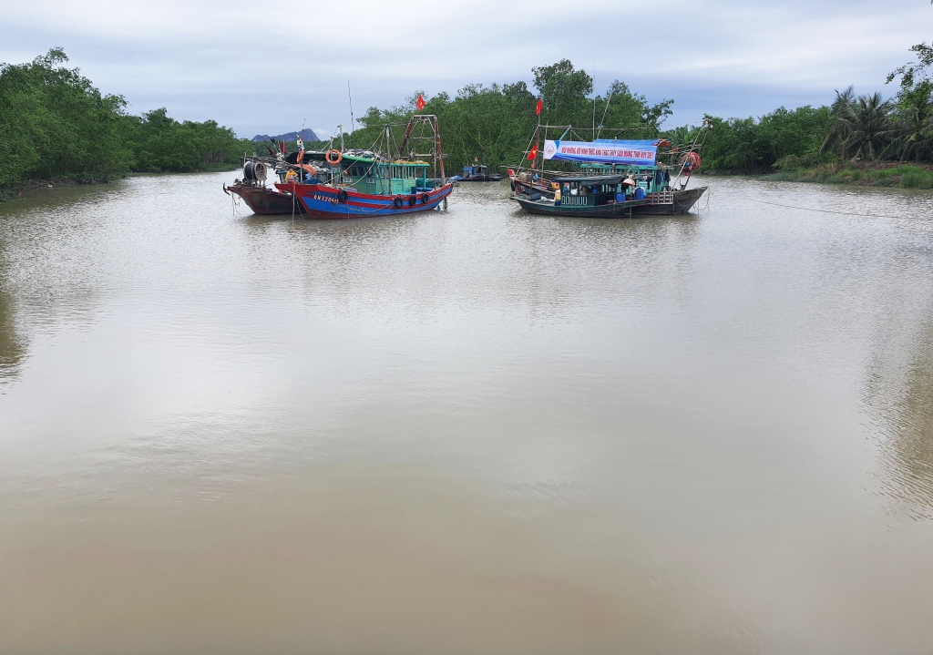 Âu thuyền Núi Gạc có dòng chảy nối với sông Đá Bạc, con sông lớn đi qua TP Uông Bí.