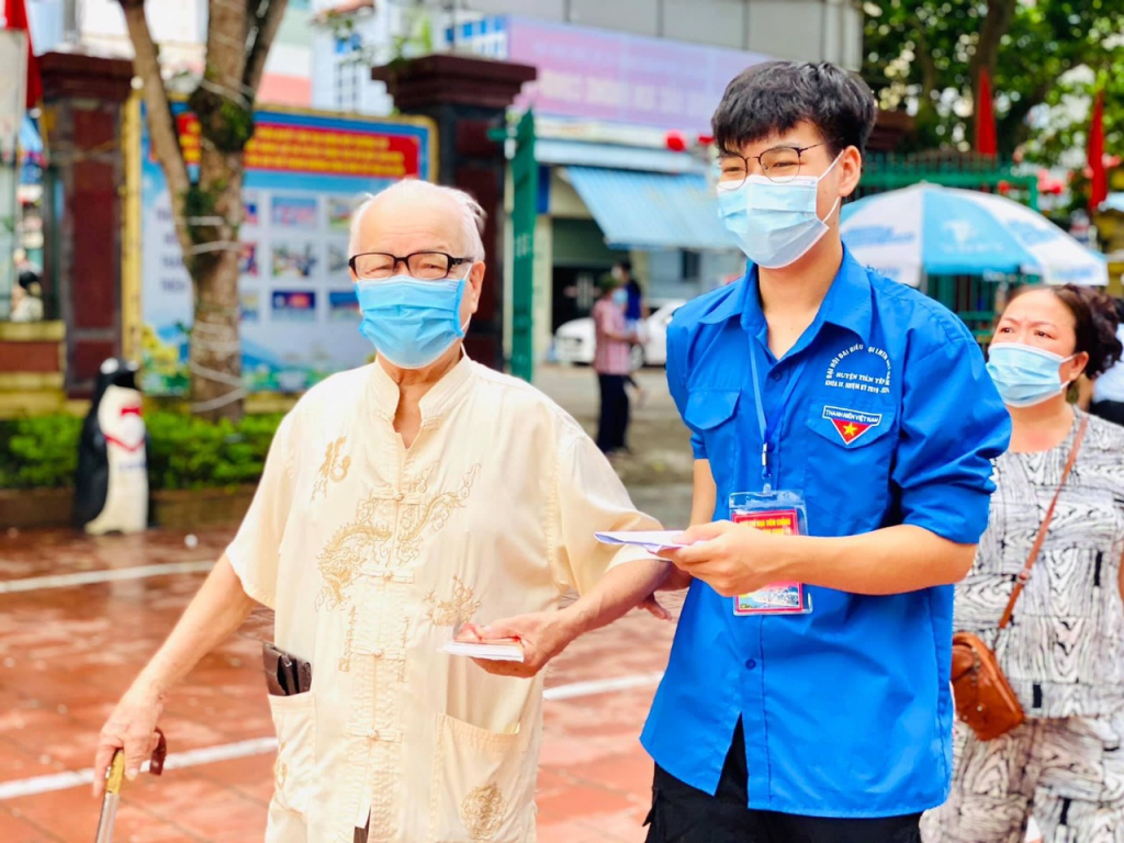 ĐVTN huyện Tiên Yên hỗ trợ người dân tiêm vắc xin phòng Covid-19.