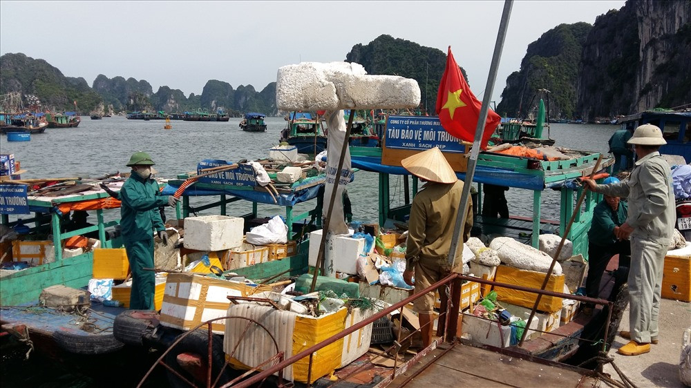 Mỗi ngày Công ty CP Thương mại PhúcThành thu gom khoảng 2 tấn rác thải ở khu ven bờ Vịnh Hạ Long. Ảnh: Hoàng Nga