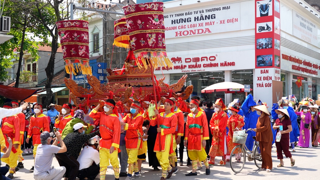 Người dân TX Quảng Yên nô nức chui qua gầm kiệu rước tượng Đức Ông Trần Hưng Đạo với mong muốn có được những điều an lành hạnh phúc.