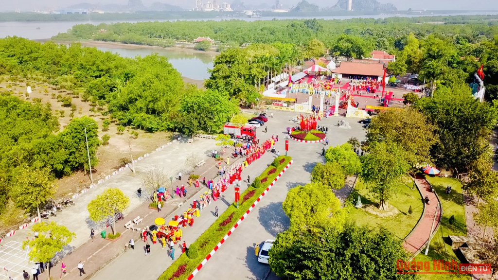 Lễ hội truyền thống Bạch Đằng là dịp để người dân thể hiện lòng biết ơn đối với những vị anh hùng của dân tộc.