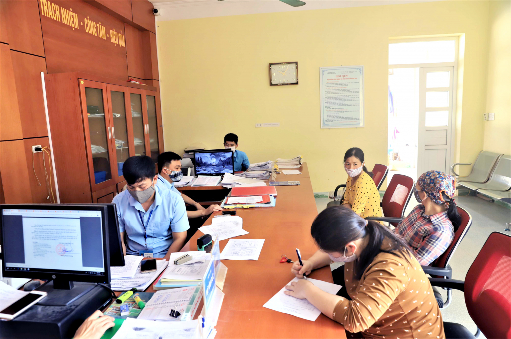Công chức xã Lục Hồn tiếp nhận, giải quyết TTHC cho công dân tại Bộ phận Tiếp nhận và Trả kết quả hiện đại.