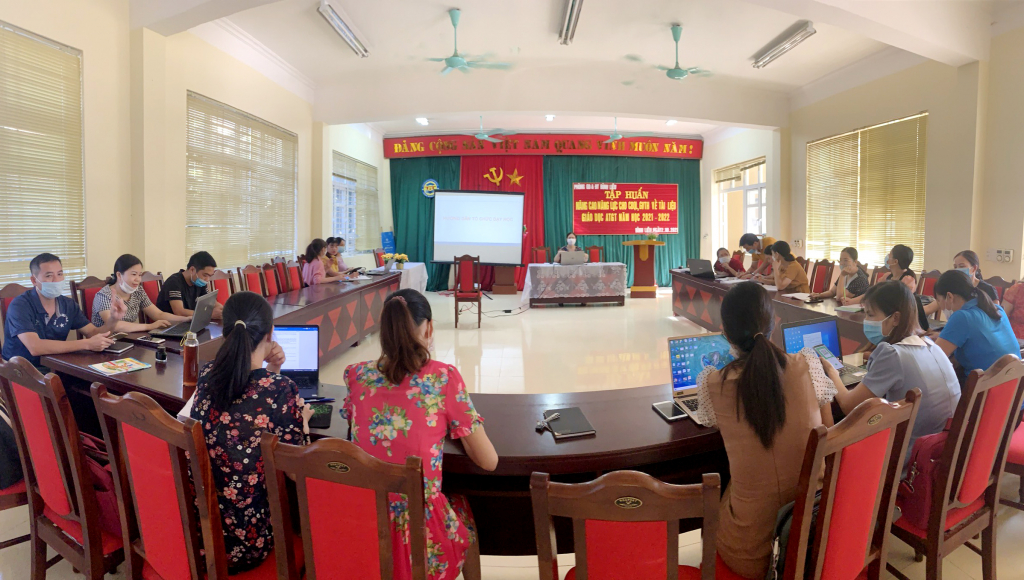 Phòng GD&ĐT huyện Bình Liêu tập huấn nâng cao năng lực cho cán bộ quản lý, giáo viên tiểu học về tài liệu giáo dục ATGT năm học 2021-2022.